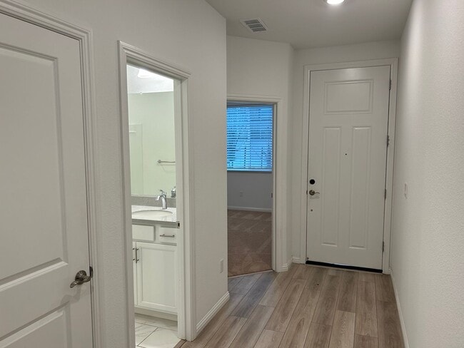 Photo - Beautiful 4 Bedroom 3 Bath Brentwood Home