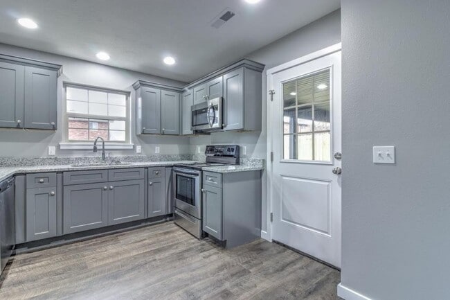 Photo - 2850 E Stanford St