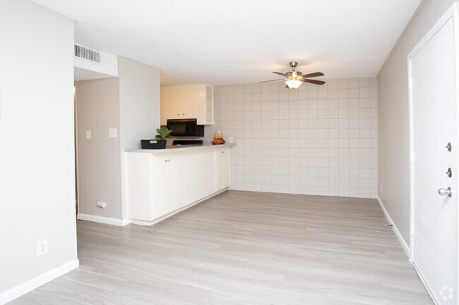 2 BR, 1 BA 795 SF - Casa Del Rio Apartments