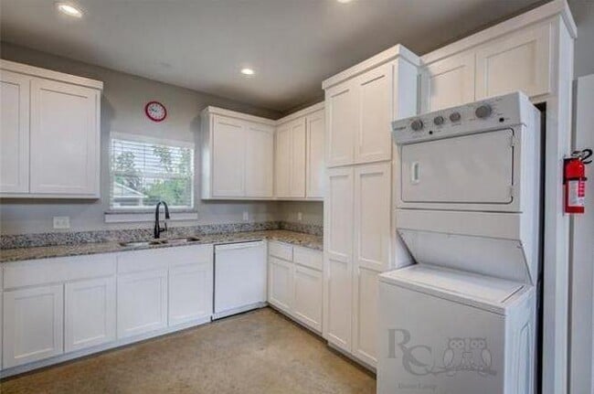 Photo - 703 Maple St