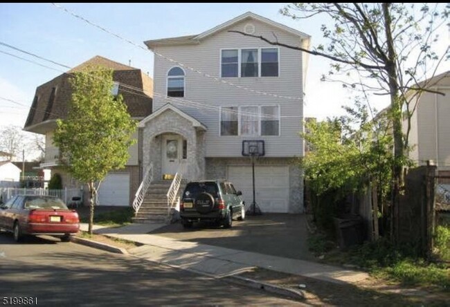 Photo - 738 Livingston St House