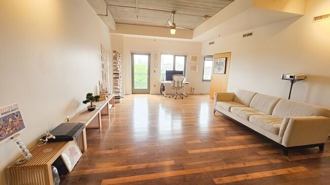Building Photo - Incredible Top-Floor 1BR with Skyline View... Rental