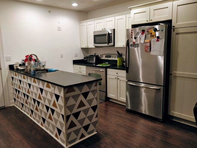 Building Photo - 74 Elm St Unit 5