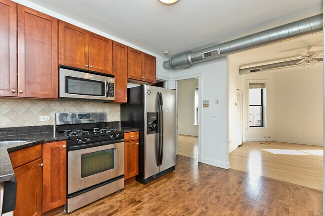 Building Photo - 1014 W Roscoe St Unit 3R