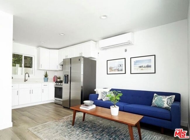 Photo - 1733 S New England St