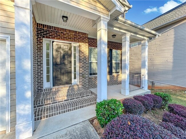 Photo - 2027 Oakbluff Way SW