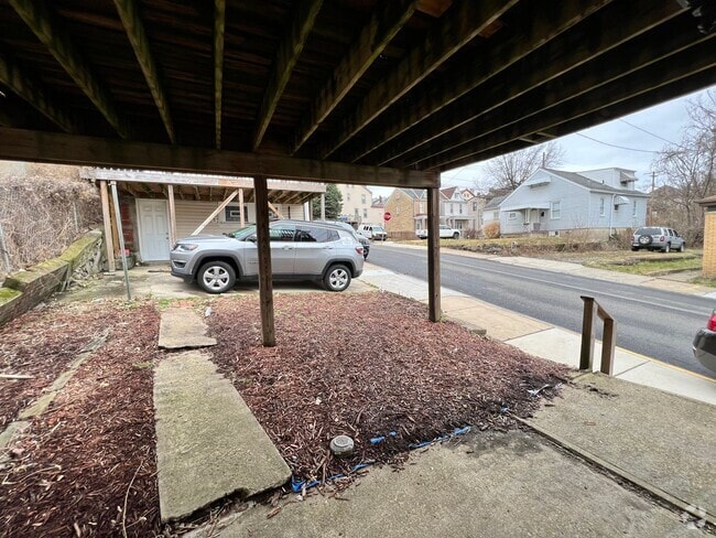 Building Photo - Cute 2br house with deck and off street pa...