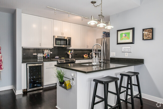 Building Photo - 4311 N Sheridan Rd Unit 300 Rental