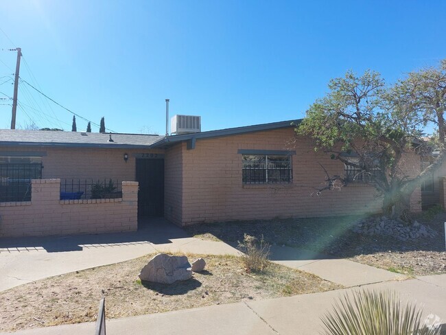 Building Photo - Roomy Duplex Apartment Convenient to NMSU