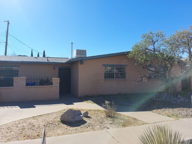 Roomy Duplex Apartment Convenient to NMSU - Roomy Duplex Apartment Convenient to NMSU