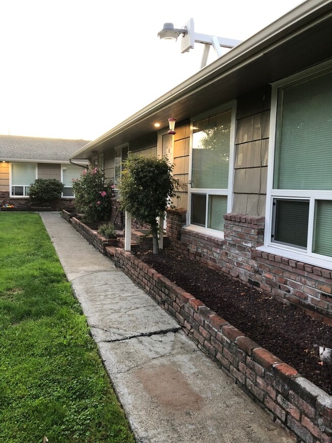 Building Photo - 1308 Willow Rd E Unit F Rental