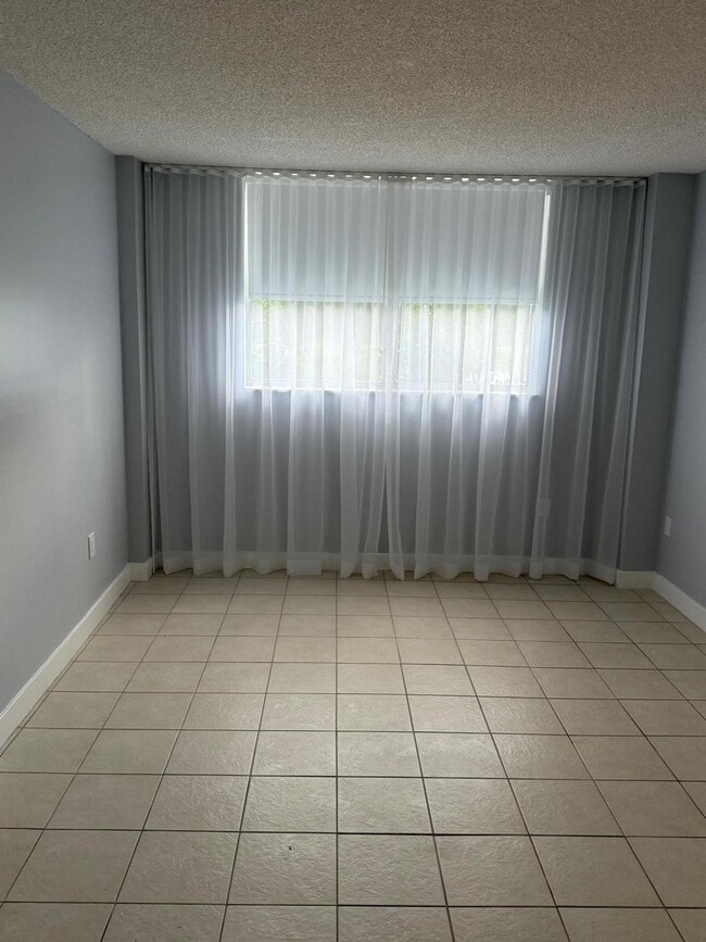 Building Photo - 16465 NE 22nd Ave Unit 105