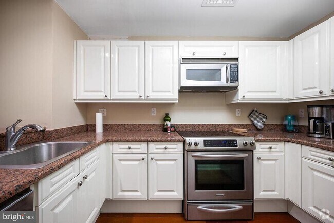 Building Photo - 1500 Chestnut St Unit 13EA Rental