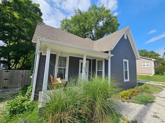 Building Photo - Nice 3 bedroom 2 bath home close to the U ...