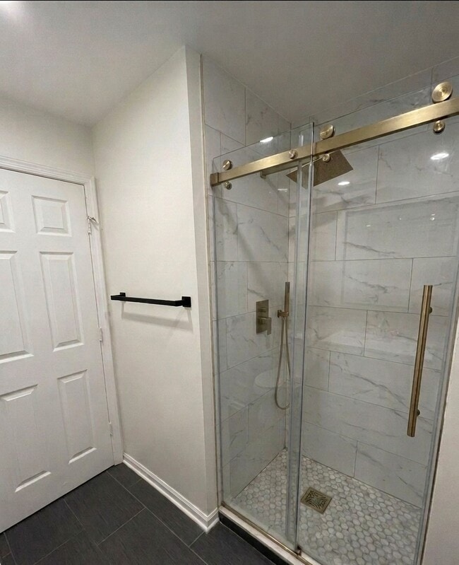 Walk-in shower - 10024 Vanderbilt Cir Unit 8