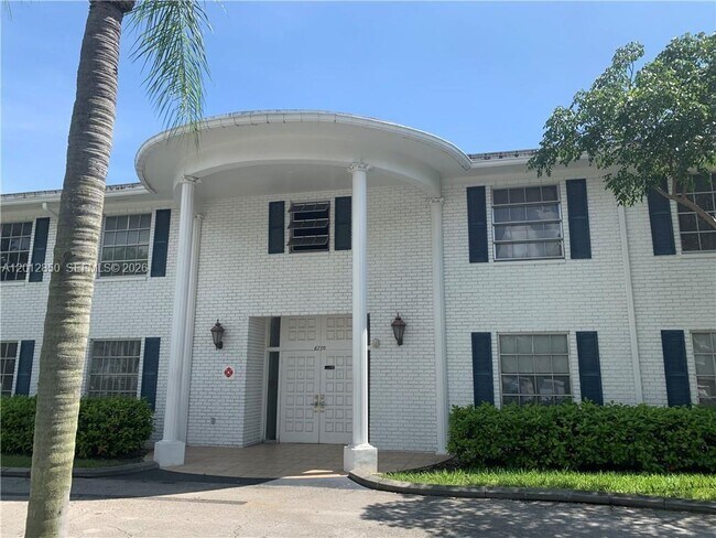 Building Photo - 2200 NE 66th St Unit 1421