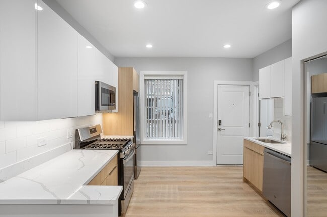 Photo - 7411 N Clark St