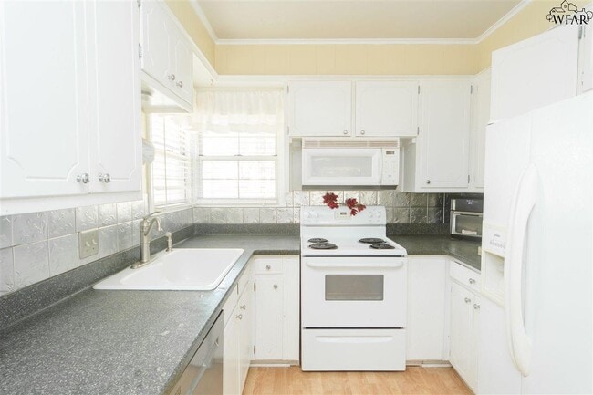 Photo - 2415 Ellingham