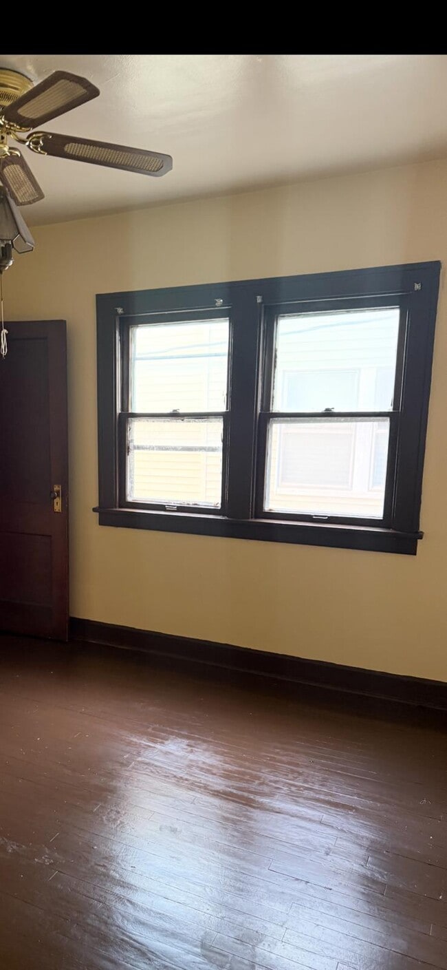 Photo - 11317 Nelson Ave Unidad Downstairs