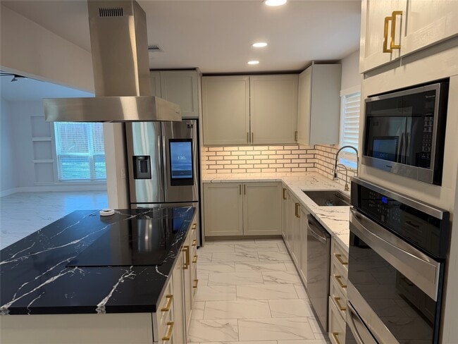 Building Photo - 2218 Round Lake Dr