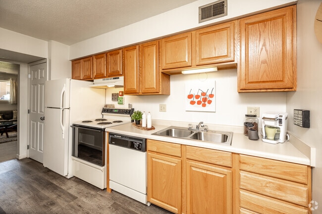 2BR, 1.5BA - Lower Level/870 SF - Kitchen