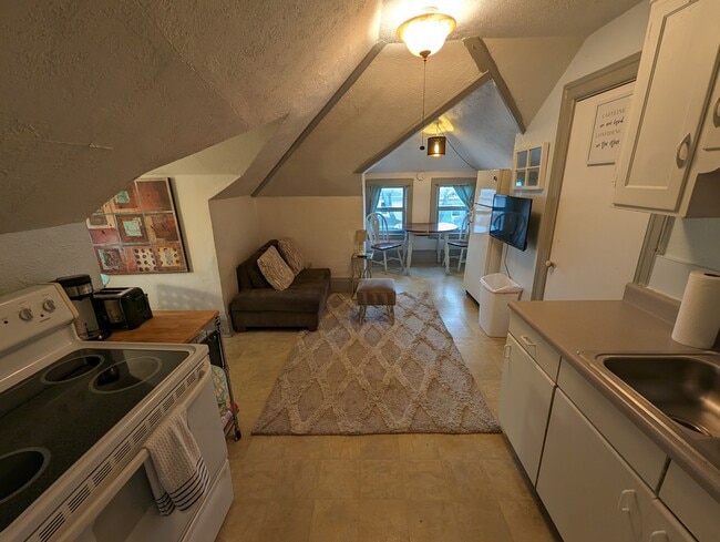 Cocina/Sala/Comedor - 3404 Baltimore Ave Unidad 3