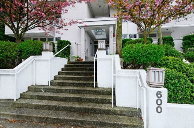 Building Photo - 2bd/2ba Bellevue Condo Unit J201