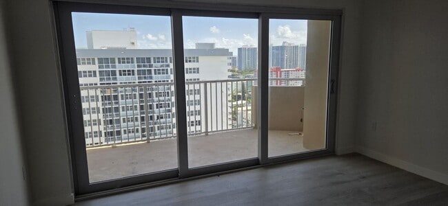 Photo - 1980 S Ocean Dr Unidad 1 Bedroom Condo for Rent