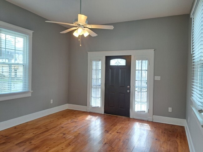 Building Photo - GORGEOUS 3BR/2 BA Single Family Home!