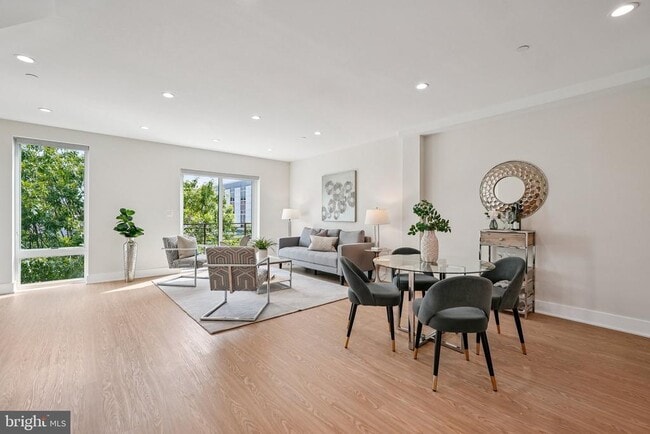 Photo - 2134 Wisconsin Ave NW Unidad 5