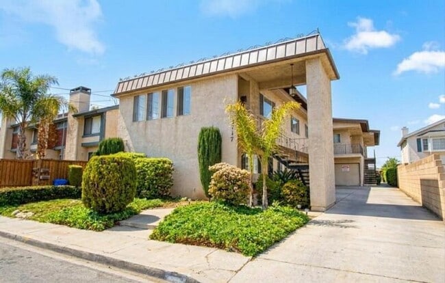 Building Photo - 2717 Vanderbilt Ln