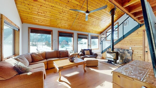 22 Riverbend Dr