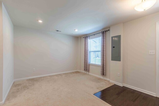 Photo - Luxury Townhouse in Stonecliffe of Atwater!