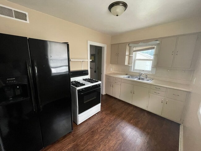 Photo - 3 bedroom, 1 bathroom and detached garage!