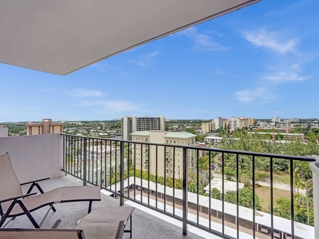 Building Photo - Beautiful 2 bedroom 1.5 bath Condo