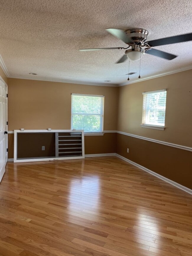 Photo - $350 Off First Month! Great 1 bedroom 1 bath located in a great area of NW Cleveland! Leasing Spe...