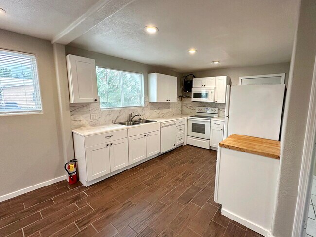 Photo - 907 Stover Ave SW