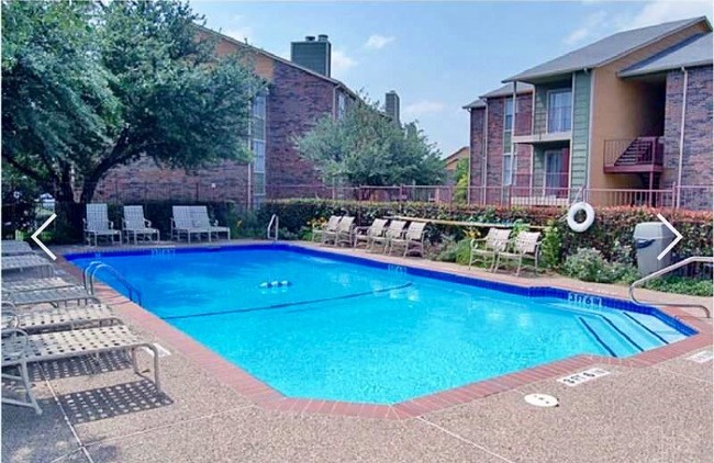 2 Sparkling Swimming Pools - The Declan Rental