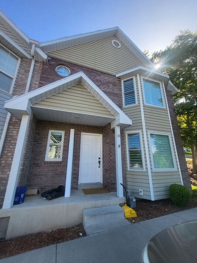 Building Photo - Townhome In Provo