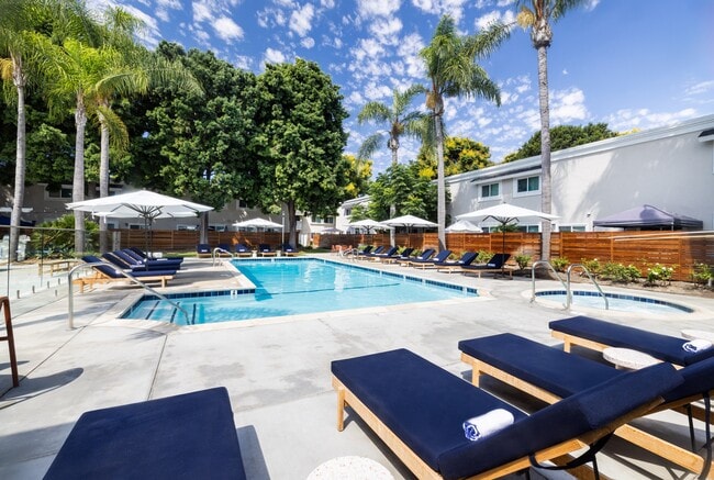 Piscina estilo resort | Apartamentos en Huntington Beach, CA | The Breakwater Apartments - The Breakwater Apartamentos