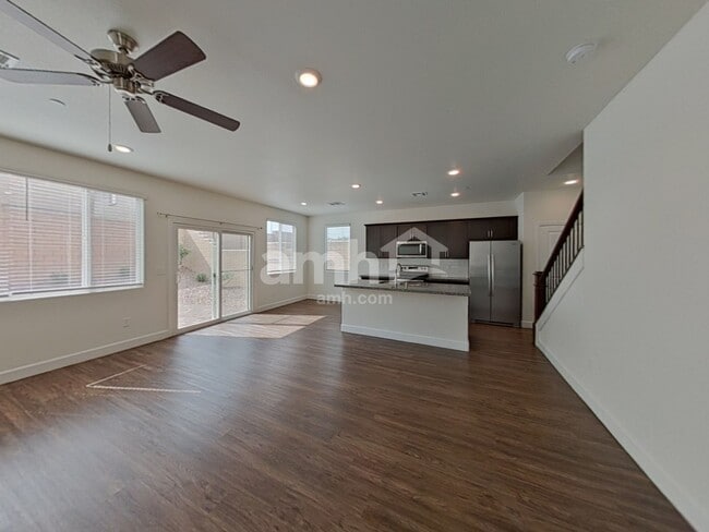 Photo - 668 N Water St