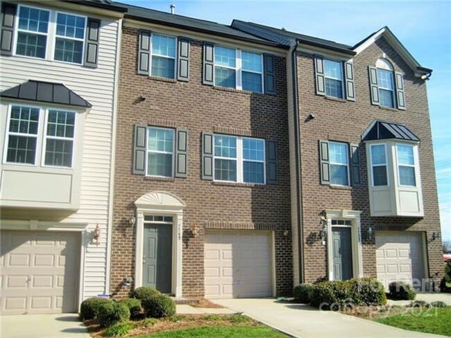 Building Photo - Beautiful three bedroom townhome
