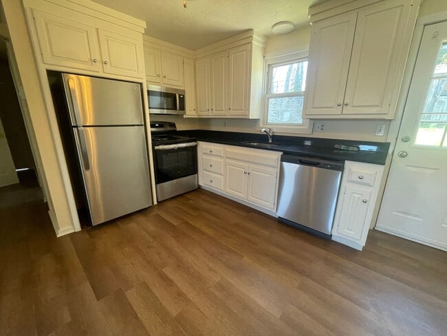 Building Photo - 30 Boston Ave Unit B (Left)