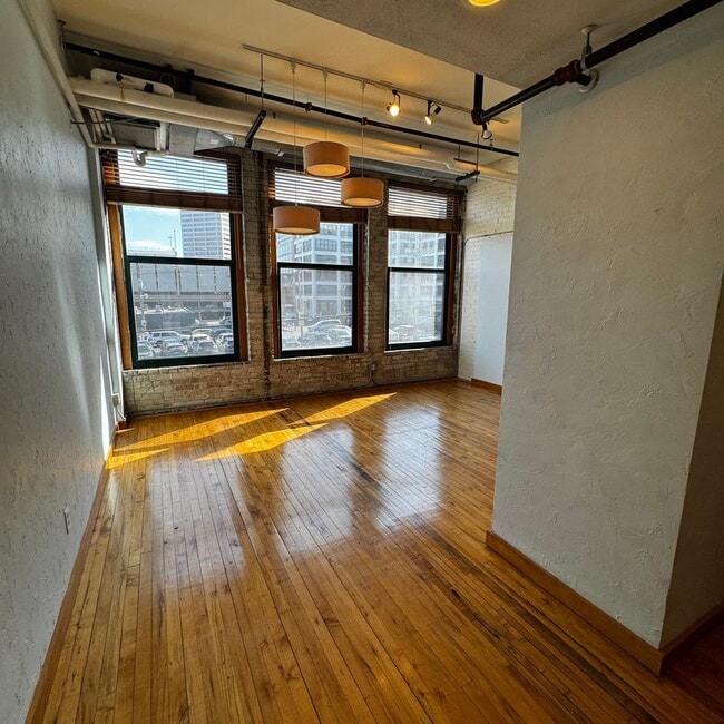 Building Photo - Spectacular industrial style studio, 1 ful... Unit 211