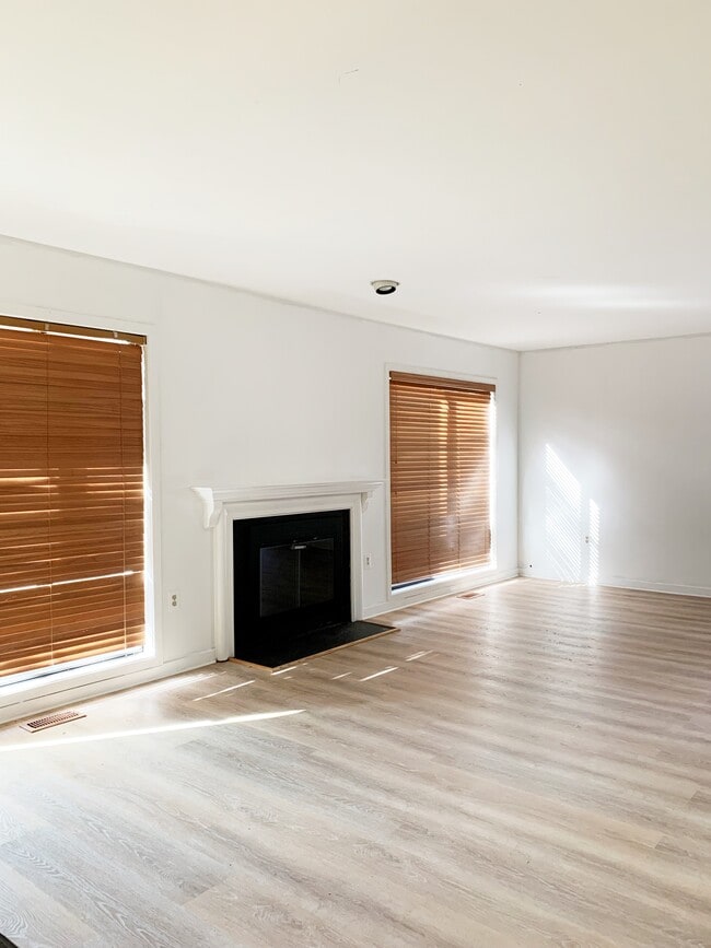 Photo - 9745 Lake Shore Dr