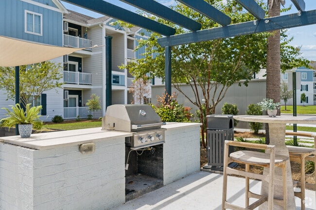 Outdoor Grilling Stations & Picnic Area - Everett at Port Wentworth