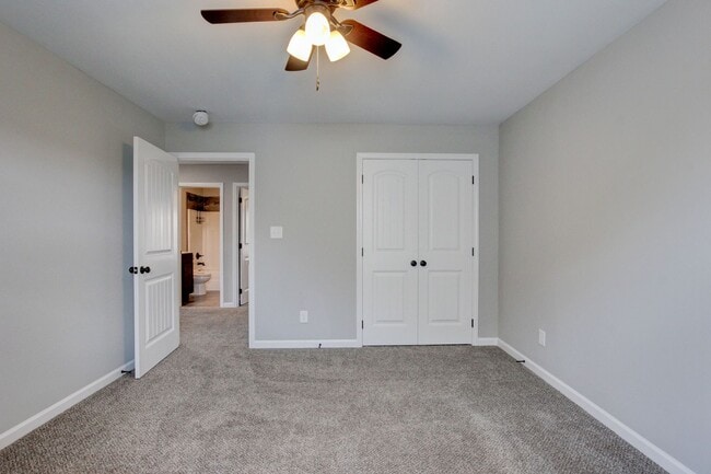 Photo - Sharp 4 bedroom HUGE house off exit 1 of I 24