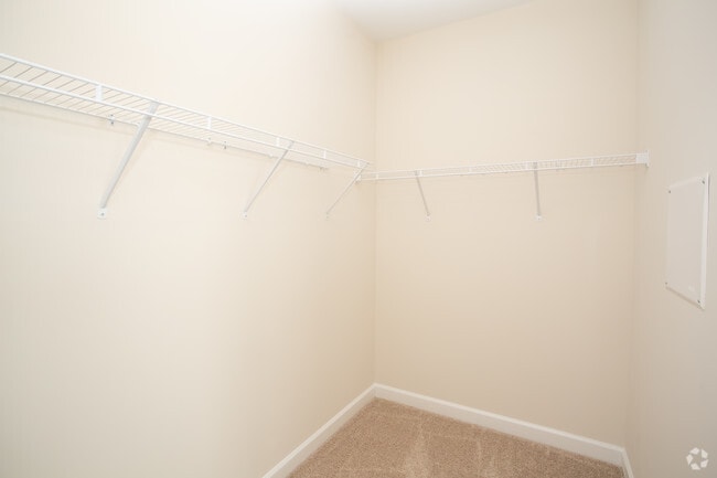 2BR, 2BA - 1042sf Elyse- Walk In Closet