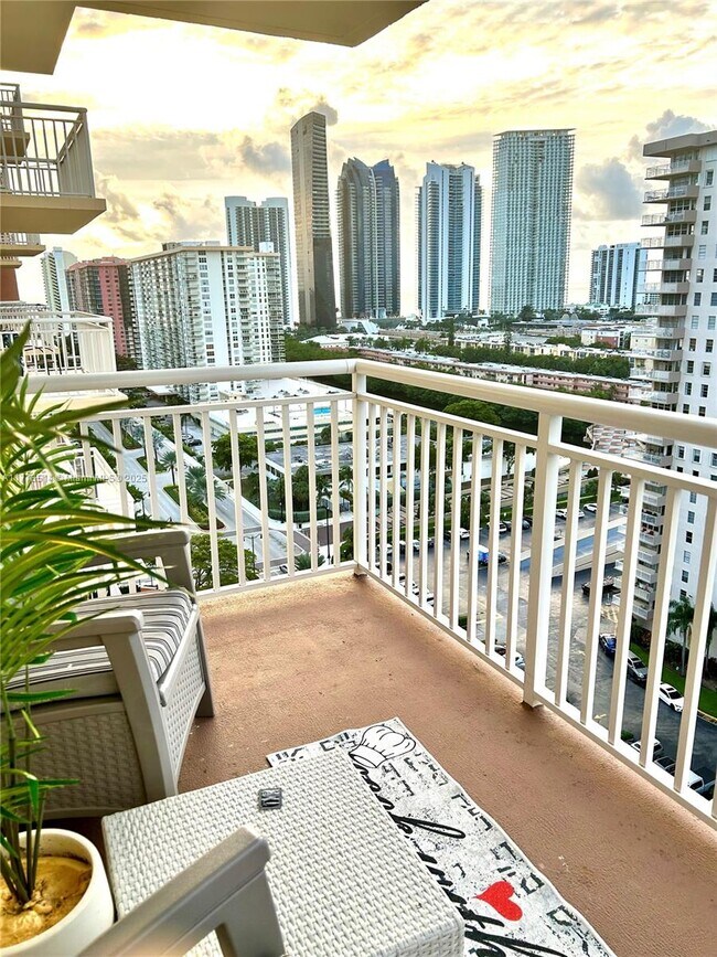 Photo - 251 174th St Unidad 1806 Rental