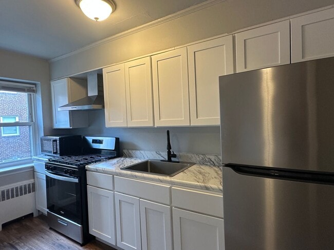 Building Photo - One bed- East Lansdowne Unit 205